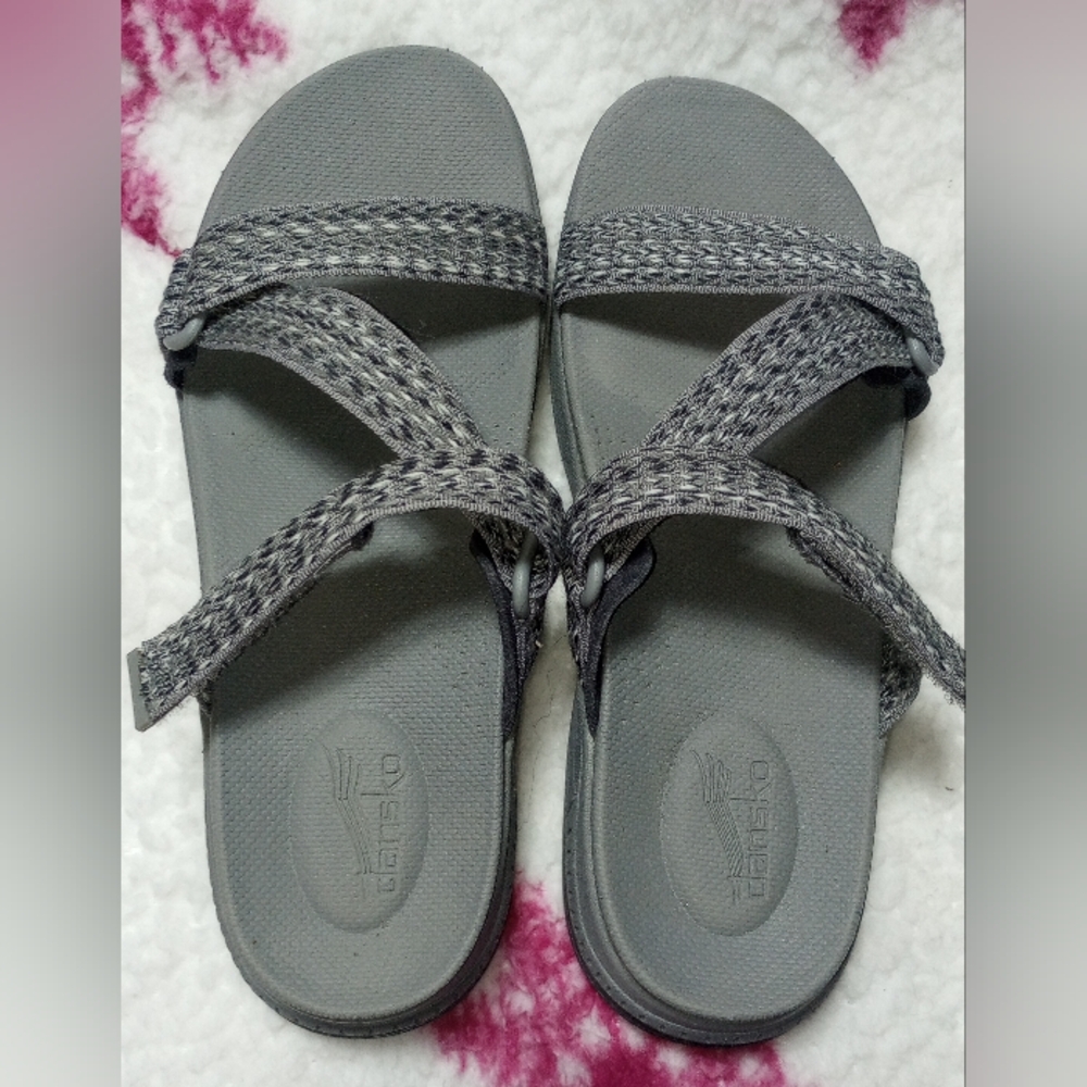 NWOT Women's Dansko Rosette Sandals,Size 38 (7.5-8 US)